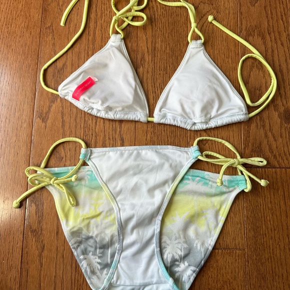 Rare Victoria’s Secret triangle bikini - Picture 2 of 7